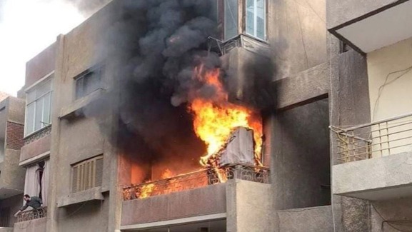 حريقٌ في شقّة سكنيّة.. ومحتجزون!