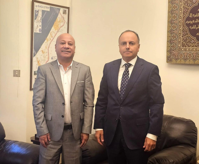 د. أبو هولي يبحث مع سفير مصر في فلسطين تداعيات العدوان على غزة وتدمير المخيمات واستهداف "الأونروا"