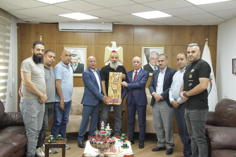 سلطة الأراضي الفلسطينية تسلم تخصيصا لصالح دائرة شؤون اللاجئين لمنفعة مخيم عسكر