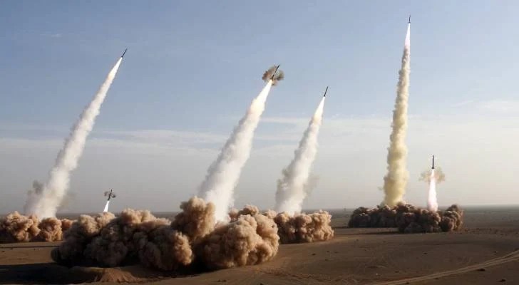 الرد الإيراني بدأ... إطلاق صواريخ باتجاه قواعد أميركية في الخليج!