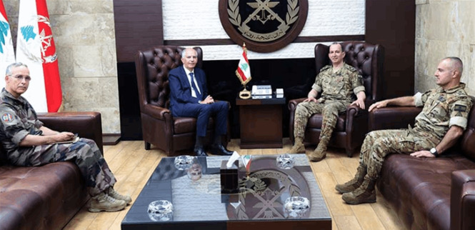 قائد الجيش يعرض مع السفير الفرنسي ووفد بريطاني التطورات