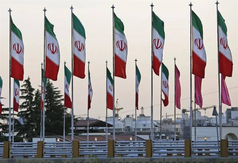 إيران تفتح "نافذة التفاوض" مع أميركا... وتلوّح بشرط أساسي!