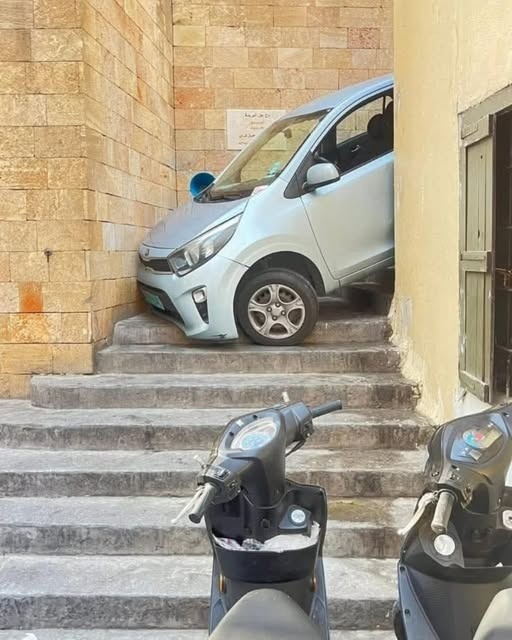 عين المريسة: سيارة تعلق على درج بسبب Google Maps