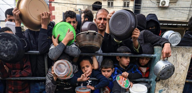 سكان غزة.. الموت جوعًا أو المخاطرة للحصول على المساعدات