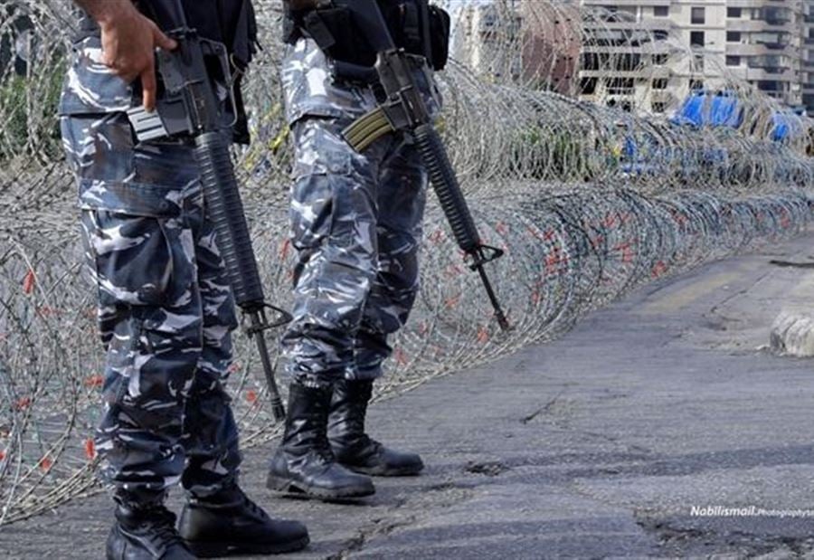 بعد أن أطلق 30 عيارًا ناريَّا باتّجاه محطة وقود... مواطن في قبضة "الأمن"
