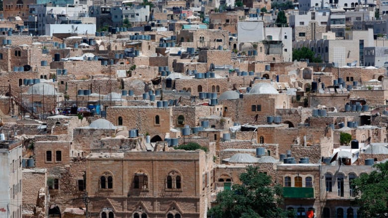"نبض الحياة" الخليل أكبر من العملاء