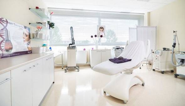 دهم عيادة تجميل غير مرخصة في الشمال