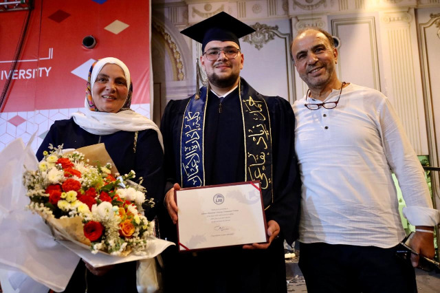أحمد زياد البقاعي يتخرّج من جامعة LIU بدرجة "جيد"