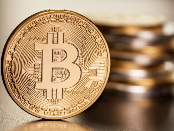 “بتكوين” تبلغ ذورتها مع 116 ألف دولاراً