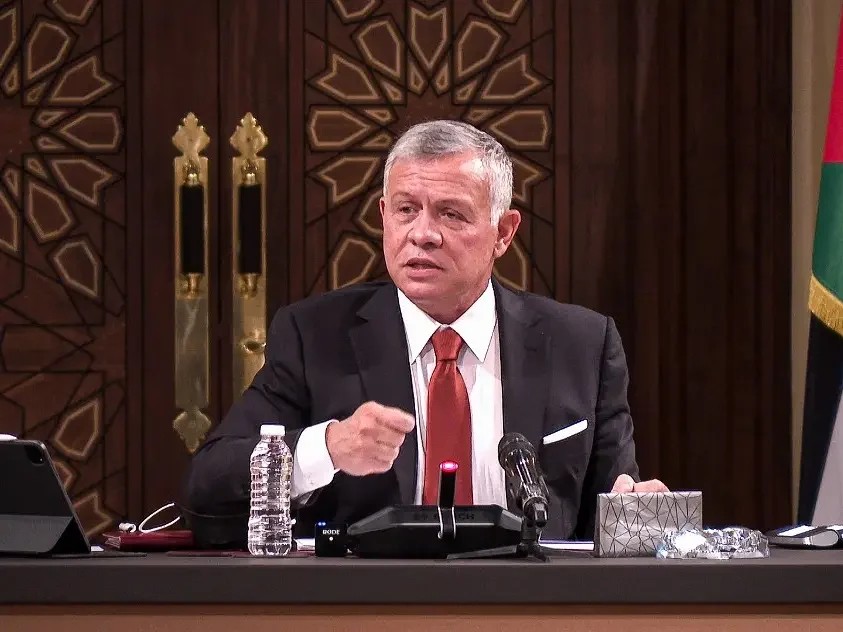 الملك عبدالله الثاني خلال زيارة رؤساء كنائس القدس التضامنية لبلدة الطيبة يدين اعتداءات المستوطنين
