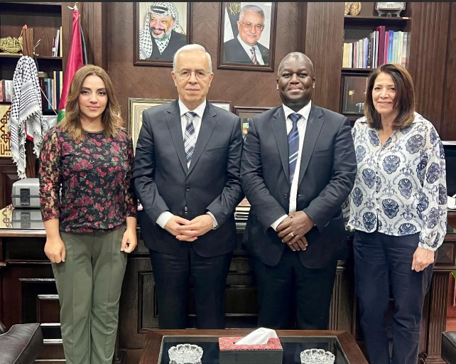 السفير الرفاعي يبحث مع مدير "الأونروا" التحديات المالية وسبل استمرار خدمات اللاجئين