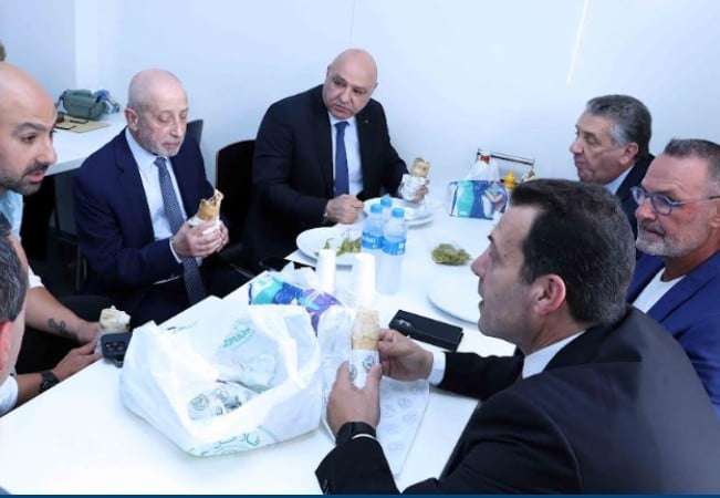 بالفيديو - الرئيس عون يتناول الفلافل في سن الفيل