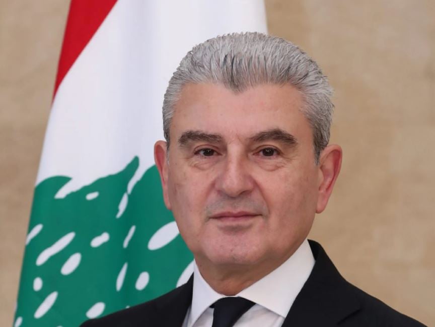 وزير الصناعة يحذّر: "خط رفيع بين القناعة والتشبث"