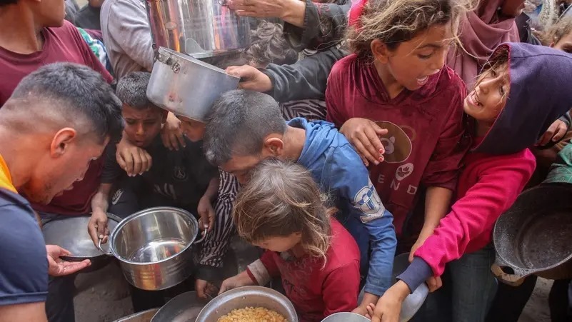 صواريخ تسبق الخبز... وغزة تودّع أبناءها على طابور الجوع
