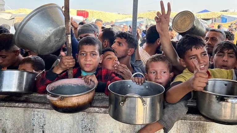 طريق المساعدات يتحوّل لساحة مجزرة... سقوط شهداء وجرحى