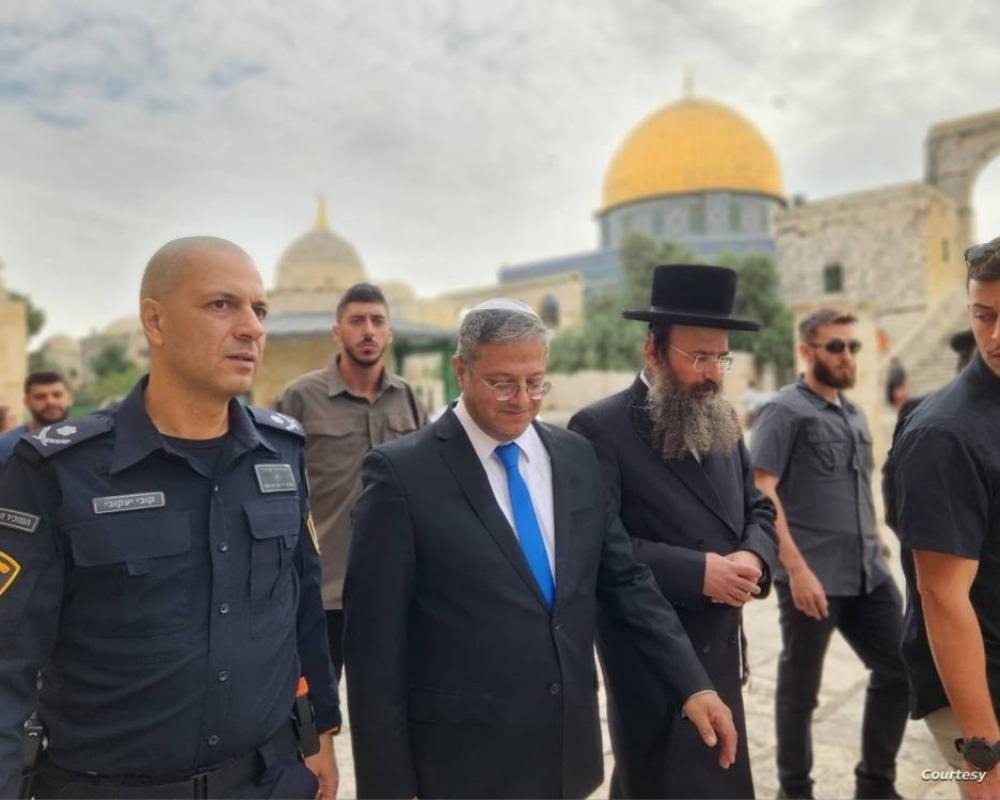المجلس الوطني الفلسطيني يحذر: اقتحام المستعمرين بمشاركة وزراء إسرائيليين للأقصى يهدد أمن المنطقة واستقرارها