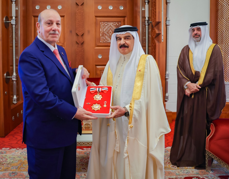ملك البحرين يمنح السفير خالد عارف وساماً من الدرجة الأولىملك البحرين يمنح السفير خالد عارف وساماً من الدرجة الأولى