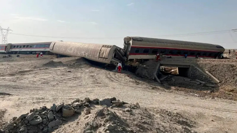 خروج قطار عن مساره في جنوب إيران.. وإصابة 30 شخصاً