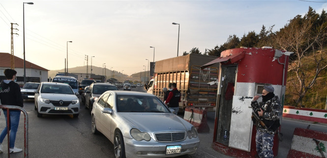داخل "فان" لنقل الركاب... توقيف مطلوب بجرائم سرقة وتجارة أسلحة