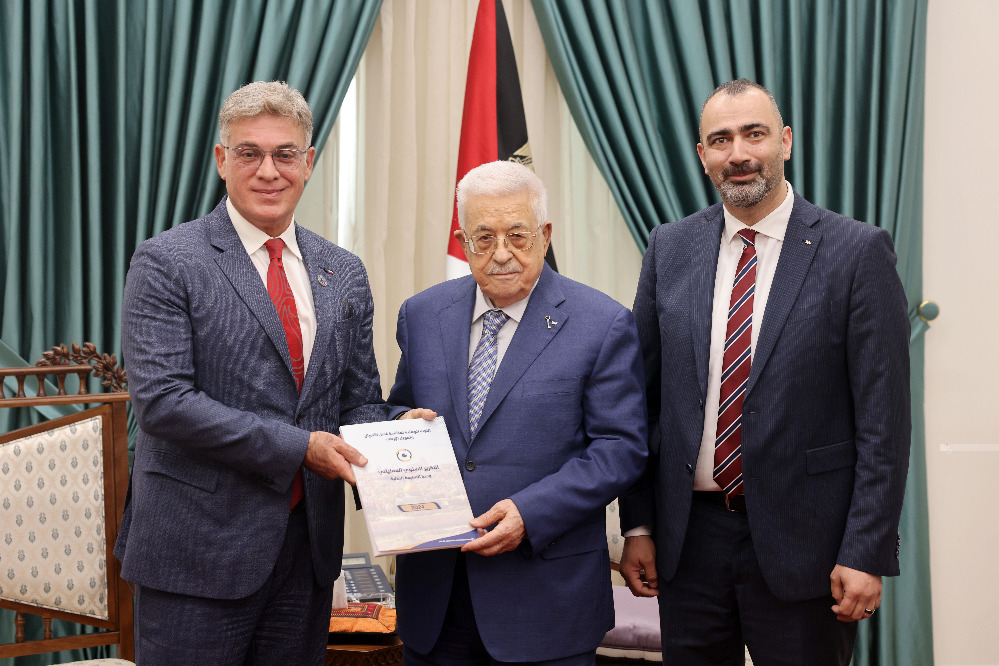 الرئيس عباس يتسلم التقرير السنوي لوحدة المتابعة المالية للعام 2024 من شنار