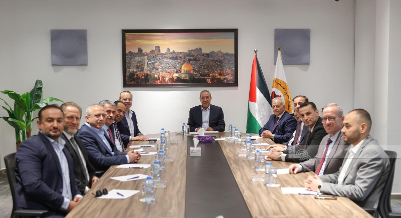 الشيخ يطلع وفدا من ملتقى رجال الأعمال بالخليل على المستجدات السياسية والاقتصادية