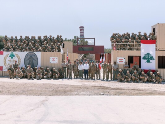 السفير البريطاني يفتتخ منشأة تدريب للجيش في الزهرانيِ