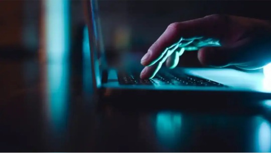 الشفاه المخيطة تتكلم بلغة الاختراق... والبحر الإيراني يصرخ بلا صوت