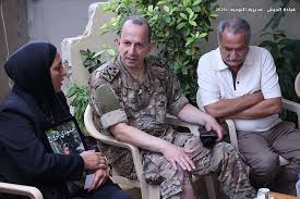 قائد الجيش قدم التعازي لعائلتَي عسكريَّين استُشهدا جراء انفجار مخزن أسلحة وذخائر في الجنوب: صمودنا من صمود الوطن