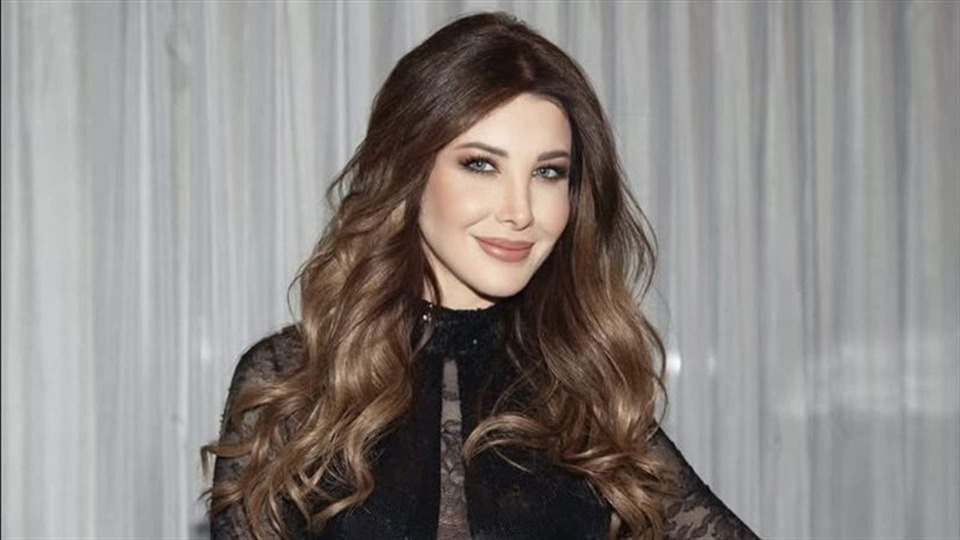 تتألق نانسي عجرم بإطلالة زرقاء من توقيع ايلي صعب
