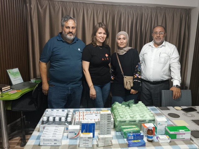 رئيسة جمعية "رحيم" آية البلولي وأعضاء الجمعية يزورون الحاج حسين الكلش