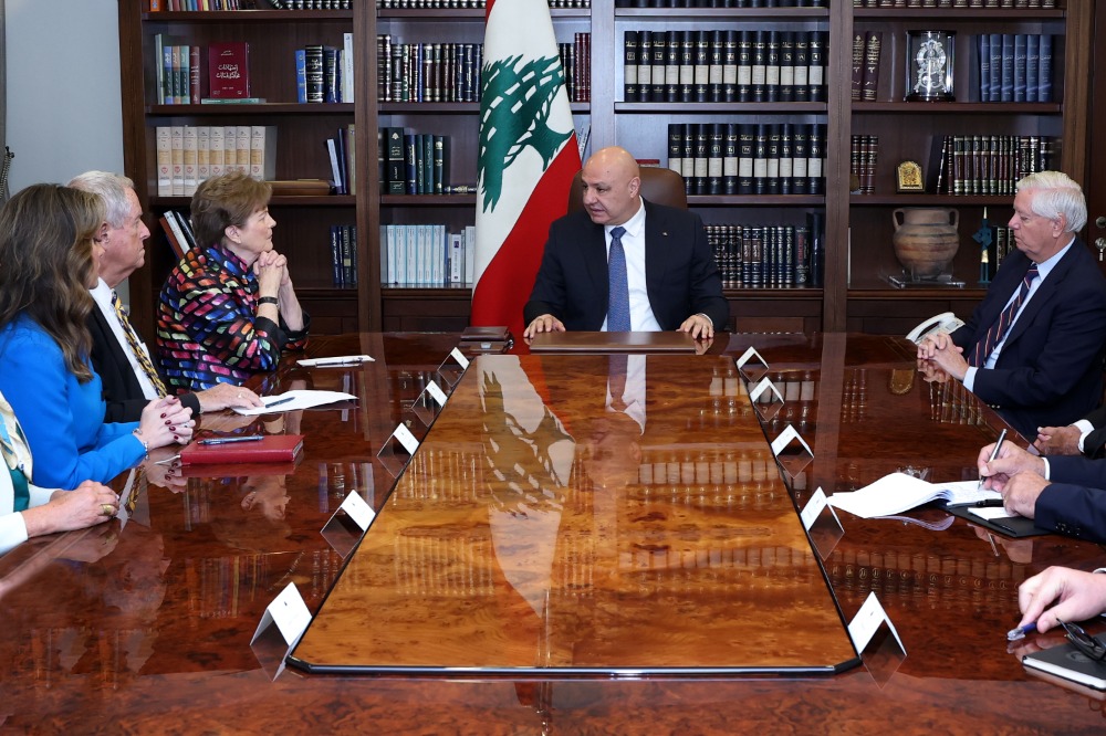 ‏عضو الوفد الأميركي ليندسي غراهام بعد انتهاء اللقاء مع رئيس الجمهورية جوزاف عون في قصر بعبدا: