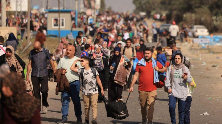 مكبرات صوت وقصف عنيف.. مدينة غزة تشهد موجات نزوح واسعة