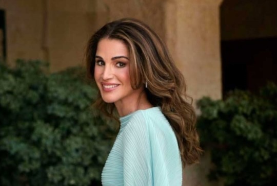 "الملكة رانيا في عيدها الـ55: سندريلا الشرق تتألّق بالأزرق الثلجي"