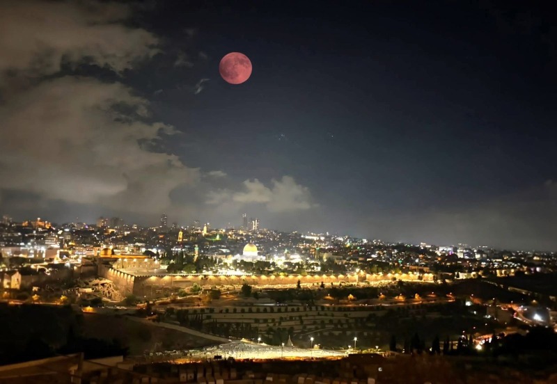 بالصور - خسوف القمر من سماء القدس المحتلة
