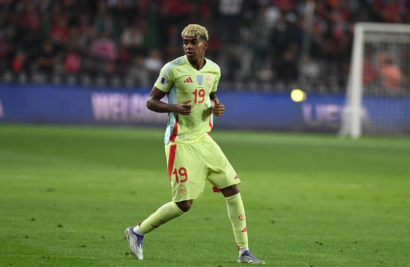 مدرب برشلونة يصف ما حدث مع لامين جمال في المنتخب الإسباني بـ"العار"