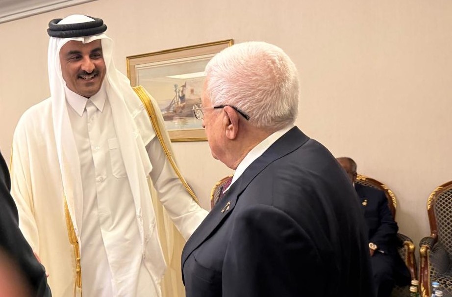الرئيس عباس يلتقي أمير قطر في الدوحة