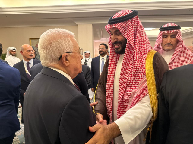 الرئيس عباس يلتقي ولي العهد السعودي في الدوحة
