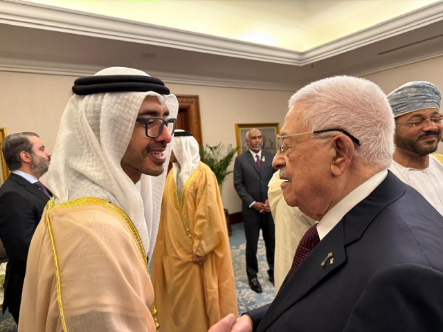 الرئيس عباس يلتقي وزير خارجية الإمارات في الدوحة