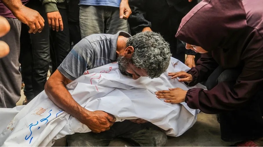 الجوع يخطف حياة 7 أطفال في غزة.. وتحذير من نفاذ المواد الطبية داخل المستشفيات