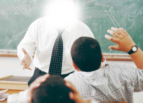 أستاذ يضرب تلاميذه بعنف!