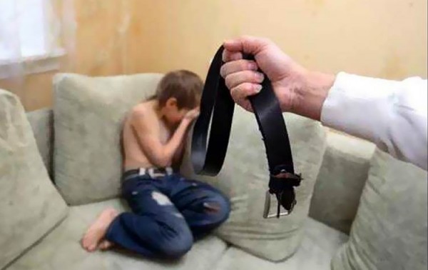 بعد انتشار فيديو لأم تعنف طفلها... قوى الأمن تتحرك!
