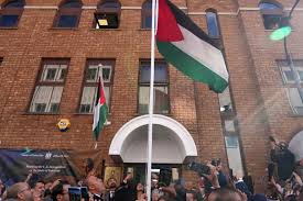 رفع علم فلسطين فوق مبنى السفارة في لندن