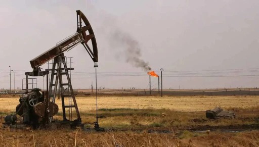 النفط يتراجع الى أعلى مستوياته