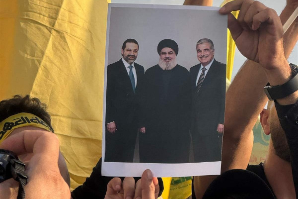 بالصورة - نصرالله بين "الحريريين"!