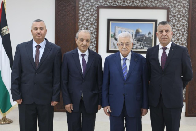 اللواءان ناصر عدوي ومعين السكران يؤديان اليمين القانونية أمام الرئيس عباس نائبيين لرئيس جهاز المخابرات