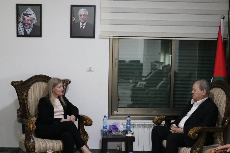 فتوح يطلع القنصل العام البريطاني على الانتهاكات والجرائم التي يتعرض لها الشعب الفلسطيني يومياً