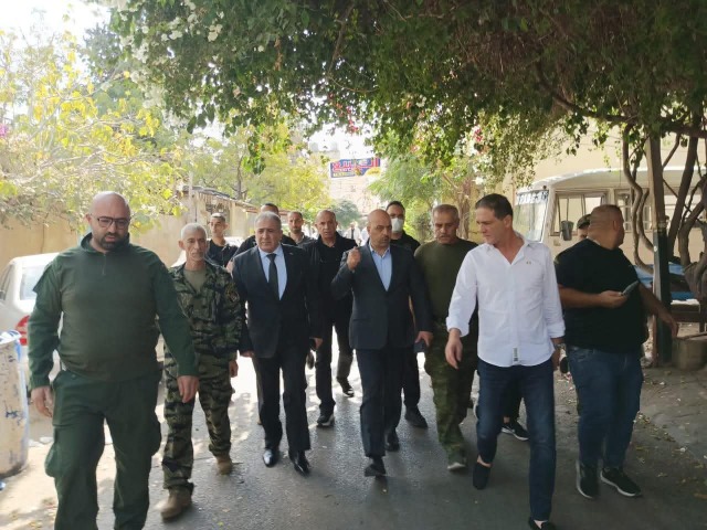 باسم رئيس دولة فلسطين محمود عباس .. السفير الأسعد واللواء العبد خليل يقدمان التعازي برحيل الحاج وليد الحديري في مخيم البداوي
