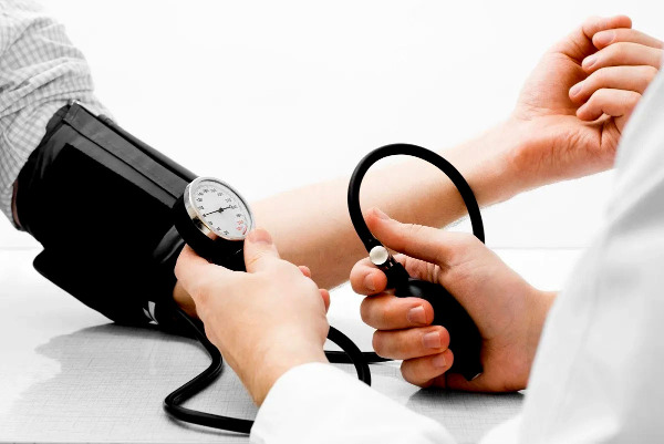 بالتعاون مع الصليب الأحمر.. جمعية "رحيم" تنظّم يوماً طبياً مجانياً في صيدا