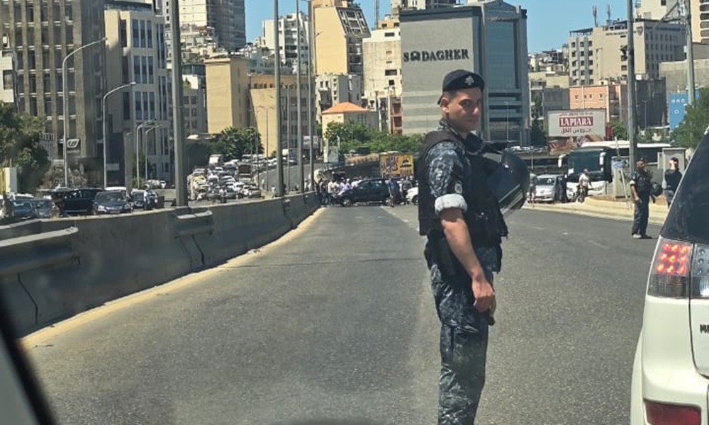 إقفال مدخل شارع المصارف مقابل أسواق بيروت