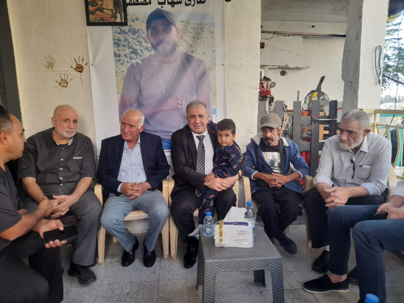 السفير الأسعد وقيادة "فتح" و"م.ت.ف" في منطقة صيدا يقدمون واجب العزاء لعائلة الشاب طارق شهاب